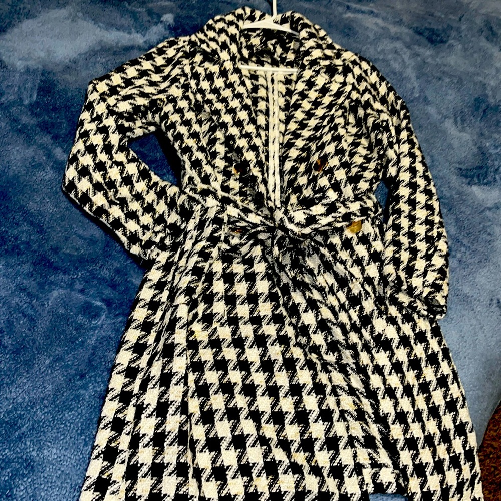 Beautiful coat new whit pockets